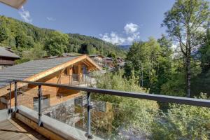 einen Blick vom Balkon eines Hauses in den Bergen in der Unterkunft Escapade luxueuse avec jacuzzi et sauna au cœur du domaine des Portes du Soleil in Montriond
