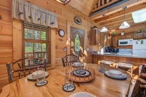 Nhà bếp/bếp nhỏ tại Appalachian Joy By Avada Properties