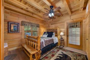 Giường trong phòng chung tại Appalachian Joy By Avada Properties