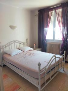 En eller flere senge i et værelse på Bel appartement calme proche centre