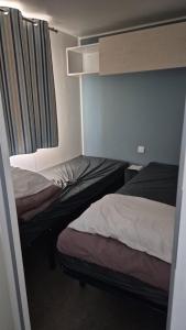Postel nebo postele na pokoji v ubytování Mobil Home Camping La Palmeraie