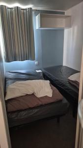 Postel nebo postele na pokoji v ubytování Mobil Home Camping La Palmeraie
