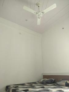 Ένα ή περισσότερα κρεβάτια σε δωμάτιο στο Hotel Sukhsagar khatushyamji