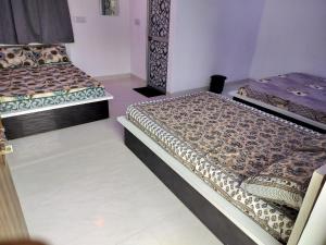 Ένα ή περισσότερα κρεβάτια σε δωμάτιο στο Hotel Sukhsagar khatushyamji