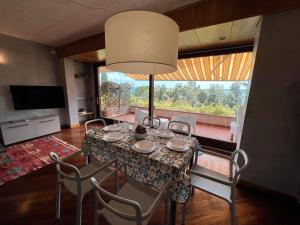 ein Esszimmer mit Tisch und Stühlen und einem großen Fenster in der Unterkunft La Baia, Lake View, Quiet in Padenghe sul Garda