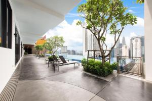 un balcone con sedie e vista sulla città di Majestic Residence KlCC AT FAMA a Kuala Lumpur