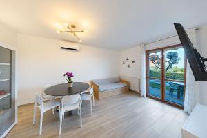a dining room with a table and chairs and a window at Casa Mirella in Padenghe sul Garda