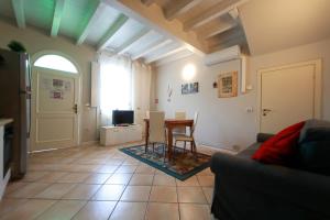 Photo de la galerie de l'établissement Borgo Lago Di Garda Flat 5, à Castel Venzago 25 autres photos