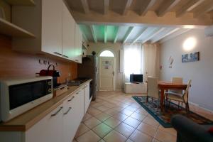 Photo de la galerie de l'établissement Borgo Lago Di Garda Flat 5, à Castel Venzago