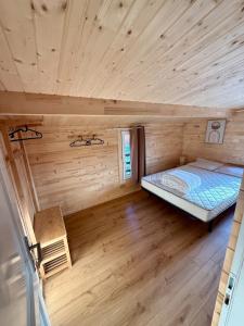 Postel nebo postele na pokoji v ubytování Le Chalet de la Vernie + 1 fotografie