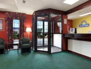 um átrio com uma sala de espera com uma cabina telefónica em Days Inn by Wyndham Dillon em Dillon