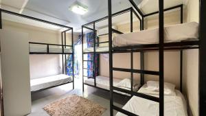 een groep stapelbedden in een kamer bij O Plácido Arte Hostel in Belém