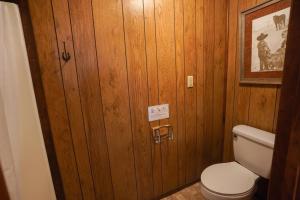 コンカンにあるCypress Villa 2のトイレと木製の壁のあるバスルーム