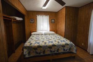 コンカンにあるCypress Villa 2のベッドルーム1室(窓、カーテン付) +7枚の写真