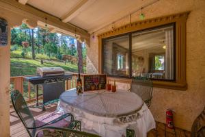 Μπαλκόνι ή βεράντα στο Wooded Mountain Retreat with Decks and Fireplace