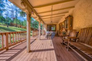 Μπαλκόνι ή βεράντα στο Wooded Mountain Retreat with Decks and Fireplace