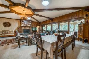 Φωτογραφία από το άλμπουμ του Wooded Mountain Retreat with Decks and Fireplace σε Alpine Cellars Village