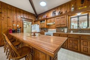 Η κουζίνα ή μικρή κουζίνα στο Wooded Mountain Retreat with Decks and Fireplace +48 φωτογραφίες