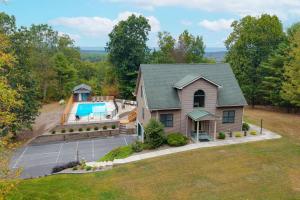 una vista aerea di una casa con piscina di Happy Trails House a Liverpool