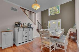 una cucina e una sala da pranzo con tavolo e sedie di Happy Trails House a Liverpool