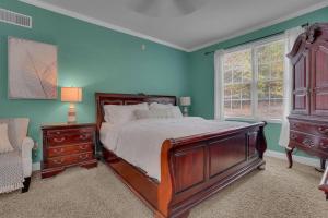 una camera da letto con un letto grande e una finestra di Happy Trails House a Liverpool Altre 43 foto