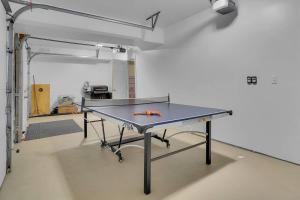 un tavolo da ping pong in mezzo a una stanza di Happy Trails House a Liverpool