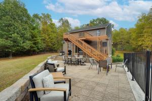 un patio con sedie e tavoli e una scala di Happy Trails House a Liverpool