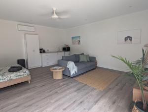 Posezení v ubytování The Duck House Rural and close to main town