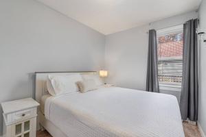 Postel nebo postele na pokoji v ubytování Stay on State