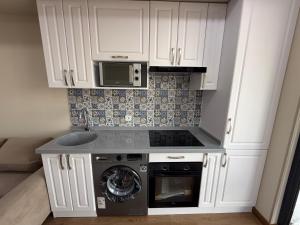 Η κουζίνα ή μικρή κουζίνα στο Квартира студио