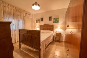 een slaapkamer met een groot bed in een kamer bij Huerta del Sol in Aracena +36 foto's
