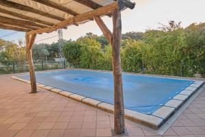 Bazén v ubytování Huerta del Sol nebo v jeho okolí