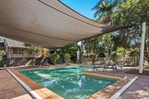 ein Pool mit einem Moskitonetz darüber in der Unterkunft 3BR Townhouse Stylish Living in Sunnybank Hills in Brisbane