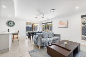 un salon avec un canapé et une table dans l'établissement Cozy Family Home near Shops and Transport with Pool, à Marsden