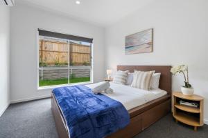 Postel nebo postele na pokoji v ubytování Brand New Convenient Family Home with Workspace