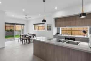 Kuchyň nebo kuchyňský kout v ubytování Brand New Convenient Family Home with Workspace