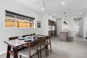 Kuchyň nebo kuchyňský kout v ubytování Brand New Convenient Family Home with Workspace + 14 fotografií