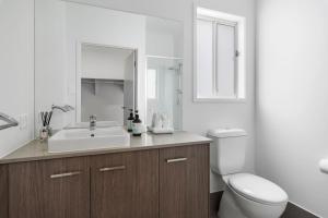 Koupelna v ubytování Brand New Convenient Family Home with Workspace