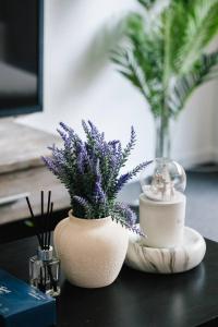 TV a/nebo společenská místnost v ubytování Brand New Convenient Family Home with Workspace