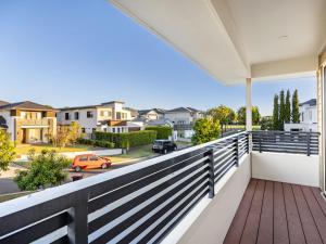 een uitzicht vanaf het balkon van een huis bij Elegant 5BR Family Home Modern Comfort in Rochedale in Rochedale