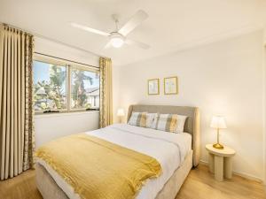 een slaapkamer met een groot bed en een raam bij Elegant 5BR Family Home Modern Comfort in Rochedale in Rochedale