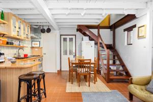 Η κουζίνα ή μικρή κουζίνα στο The Freo Stables - 2 BR Stylish Stay