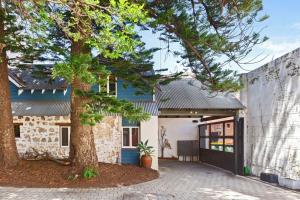 Το κτήριο όπου στεγάζεται  η παραθεριστική κατοικία