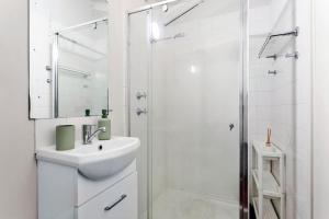 Ένα μπάνιο στο The Freo Stables - 2 BR Stylish Stay +28 φωτογραφίες