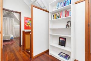 Η βιβλιοθήκη της παραθεριστικής κατοικίας