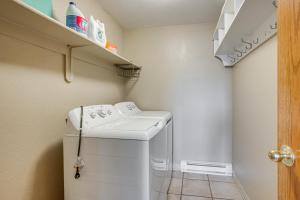 Fotografie z fotogalerie ubytování Multi-Level Haven with Hot Tub! 3 Mi to Lake Dillon v destinaci Sentinel Island + 21 fotografií