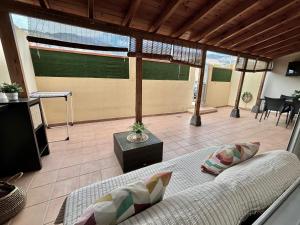 una sala de estar con un sofá y una mesa en Apartamento LiLi Beach, en Candelaria