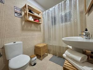 un baño con inodoro y lavabo en Apartamento LiLi Beach, en Candelaria 15 fotos más