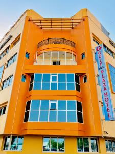 ein orangefarbenes Gebäude mit einem Schild drauf in der Unterkunft Gulf inn Plaza Hotel LLC in Dubai