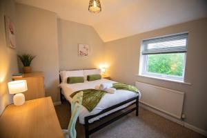 a small bedroom with a bed and a window at Stanmore House - Winchester in Pitt